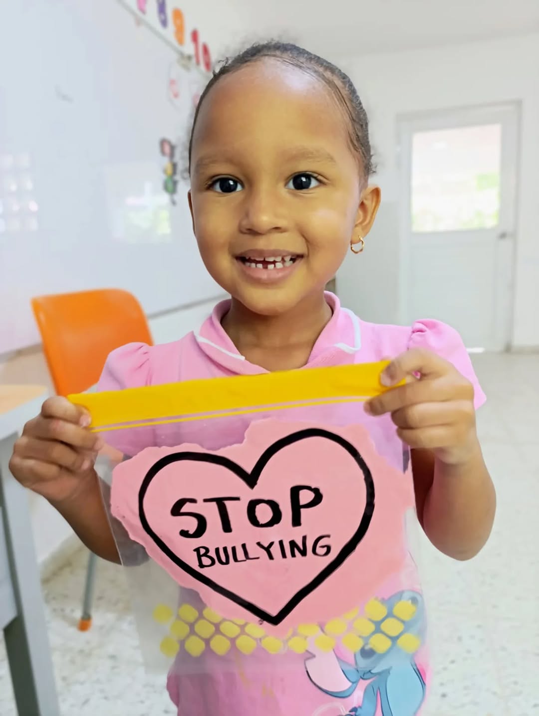 Estudiante de Trinity Bilingual School participando en actividad contra el bullying