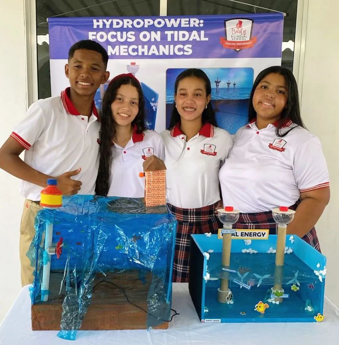Estudiantes de media presentando proyecto de energía mareomotriz