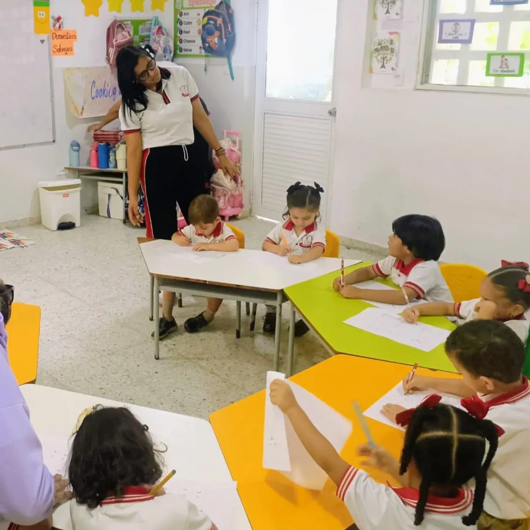 Estudiantes de preescolar trabajando en clase
