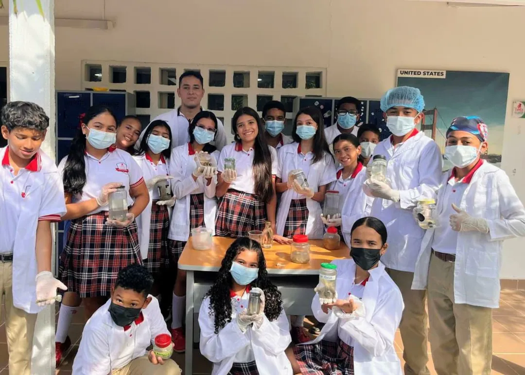 Estudiantes de secundaria en proyecto de laboratorio